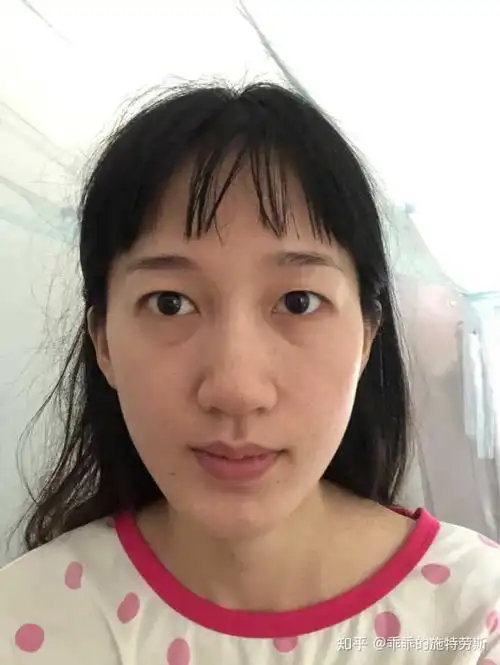 手机自拍会觉得自己很丑,照镜子反而觉得自己好看.什么鬼?