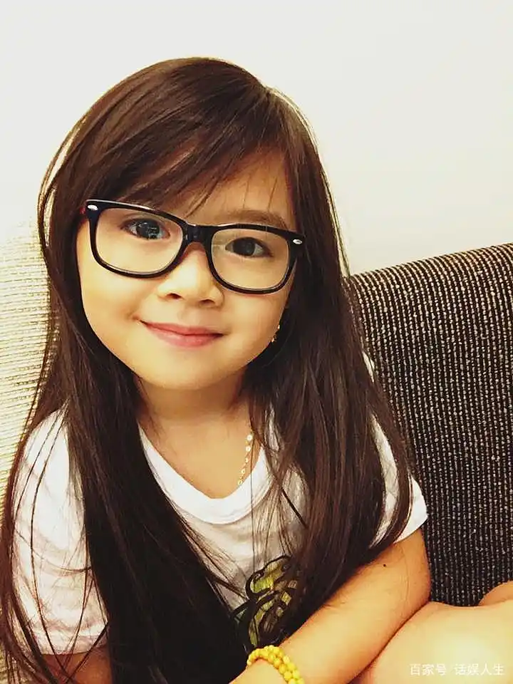 因高颜值被迪拜富豪收养,小女孩5岁便进入豪门,现在过得怎么样