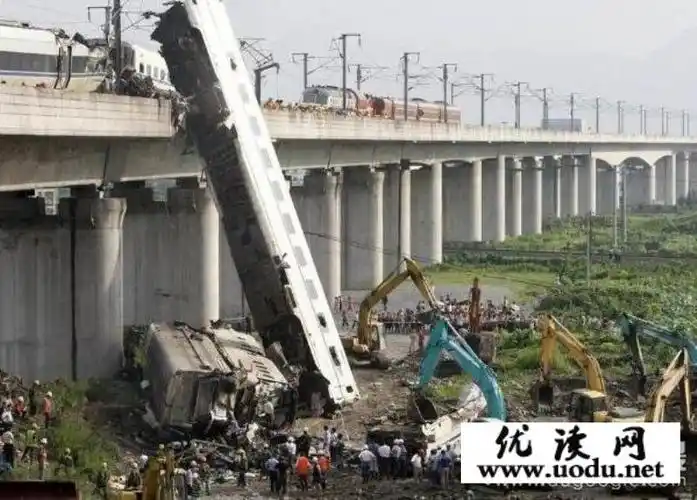 揭秘723温州动车事故真相网友质疑动车事故掩埋活人