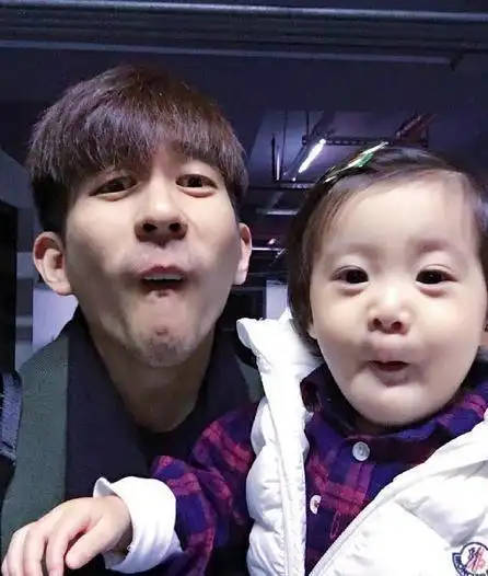 快3岁的咘咘已经完全可以自己玩单杠,不过一旁的老