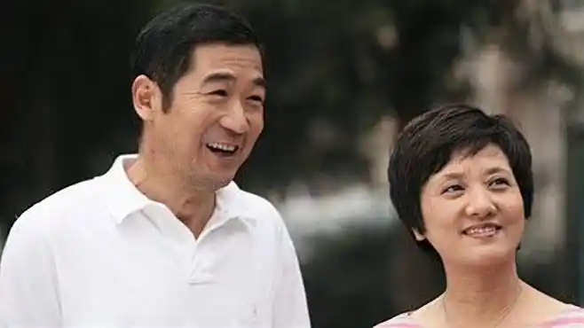 63岁张国立"老来得子",一家五口合照流出,网友:太温馨了!