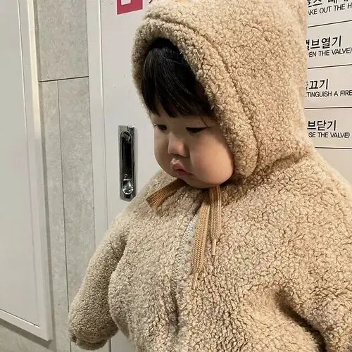 她有着肉乎乎的脸,圆滚滚的小肚子这小女孩可爱得不行!