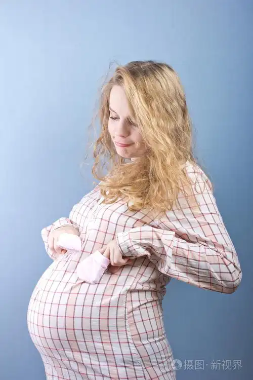 在家是大肚子怀孕金发美女照片-正版商用图片0869qk-摄图新视界