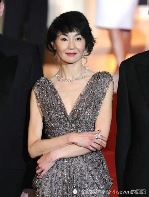 60岁张曼玉颜值重回巅峰,变胖之后人也年轻了,穿搭朴素接地气