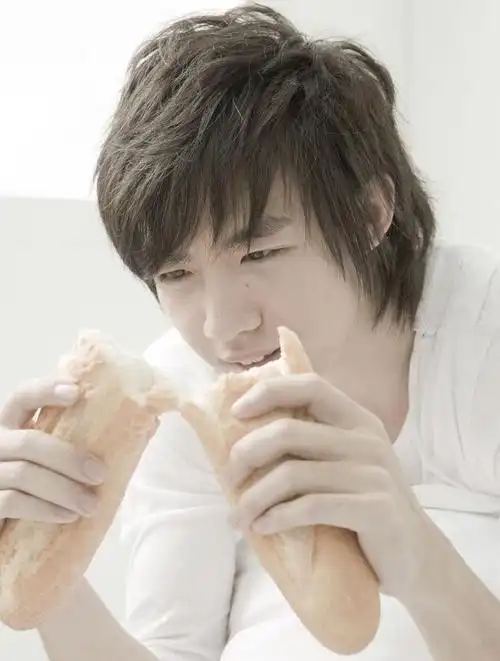 34岁俞灏明依然很文艺,如同12年前的端木磊,只是不如端木磊帅气