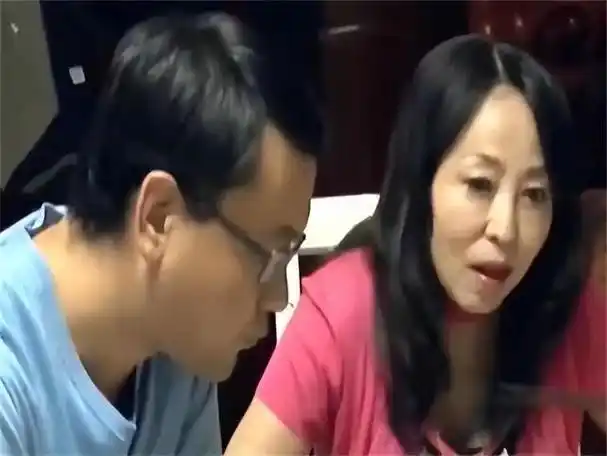 08年49岁千万女富豪嫁给30岁打工仔为他生下三胞胎他凭啥