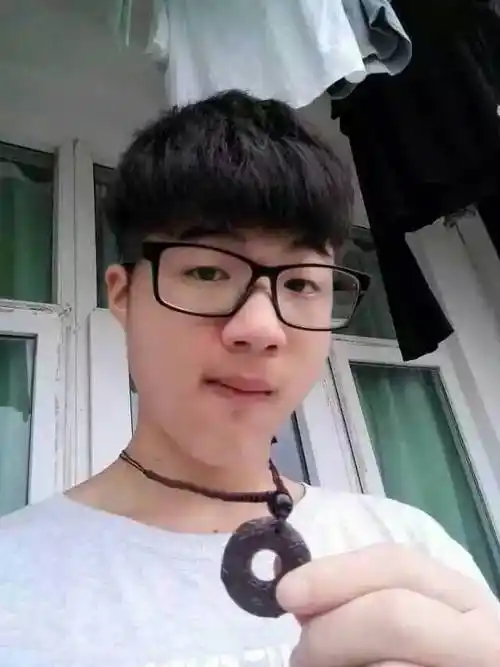 送男生什么礼物好,十八岁,我和他是很纯的异性朋友