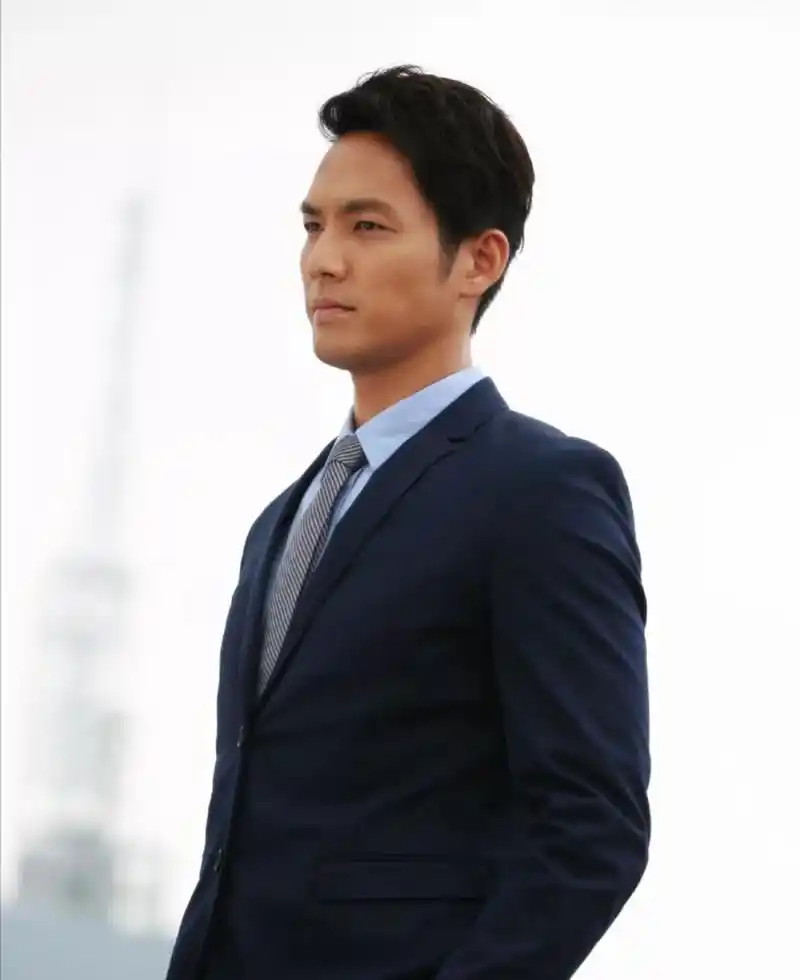 钟汉良颜值高演技好,身材还是黄金比例,这一组西服照太帅了!