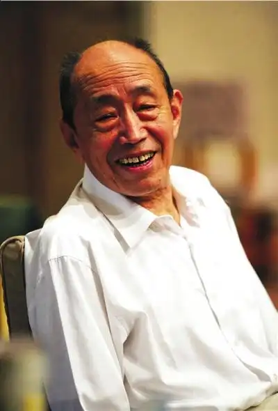 年出生的朱旭可算是大器晚成,60多岁才演了《变脸》《洗澡》等电影,被