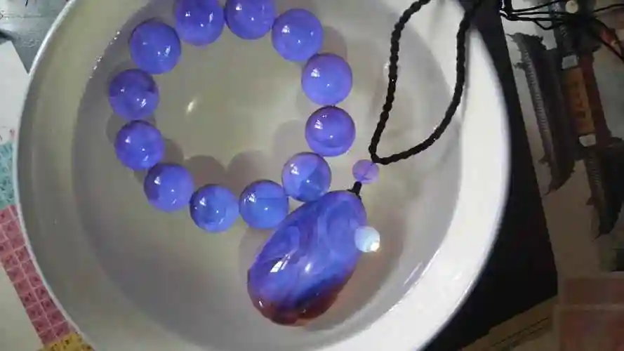 这两张图是否能说明这琥珀是天然的还是压制的?