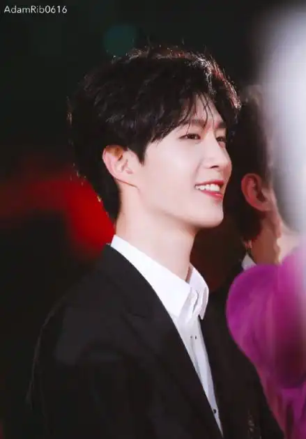 范丞丞多张童年旧照罕见曝光圆脸单眼皮和范爸爸太像了