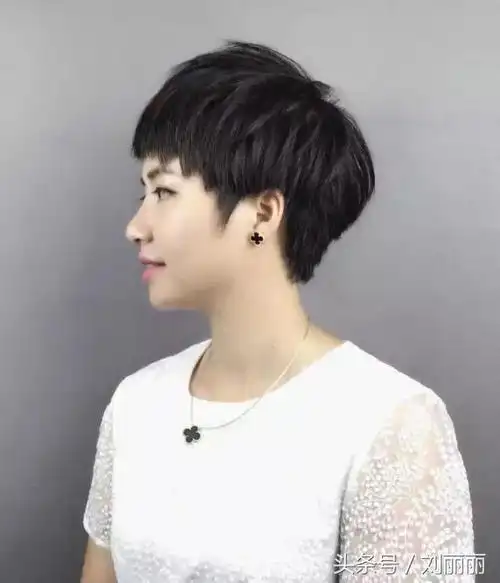 美女,你虽然做了妈妈,但是时尚的脚步一定不要停留,辣妈短发30款,想剪