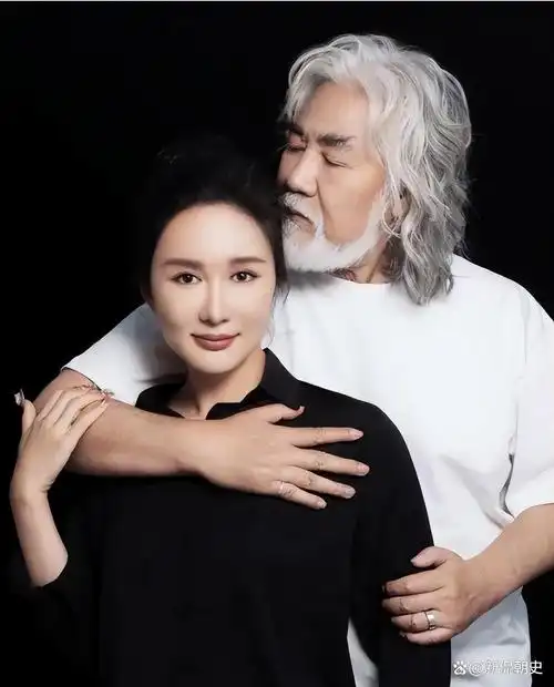 罕见72岁导演张纪中与41岁博士妻子秀恩爱网友评论区一边倒