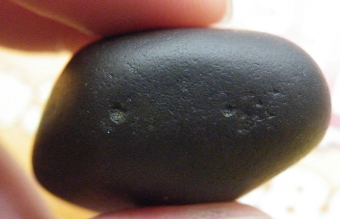 男子捡到一块黑石头专家鉴定值50万元男子不打算卖掉