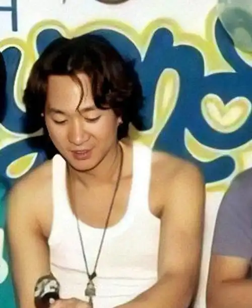 原创当年,他与黄家驹一同摔下3米舞台,黄家驹身亡他却红得如日中天