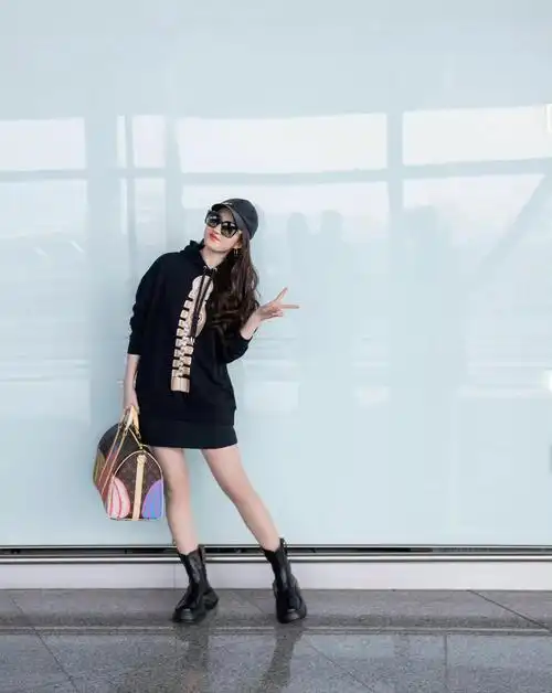 刘亦菲出发巴黎,一身lv all black造型简约又酷飒__财经头条