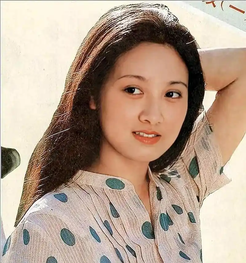 邓婕罕见老照片