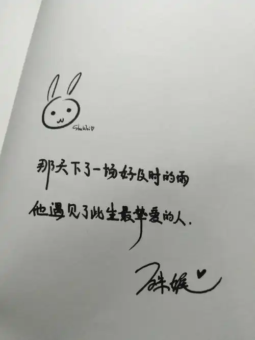 他脱掉穿在短袖外的黑色衬衫,拎着走到向芋面前