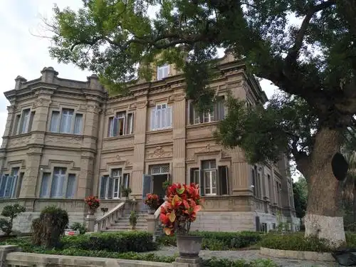 此别墅建造于一九一九年 ,是印尼糖王黄奕住先生的私宅.