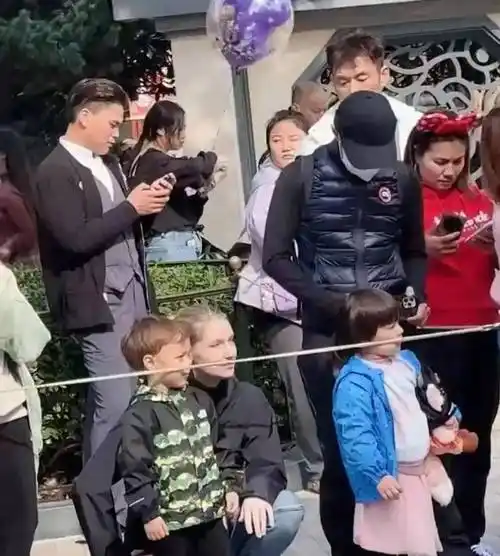 撒贝宁带孩子游迪士尼,儿女正脸照首度曝光!