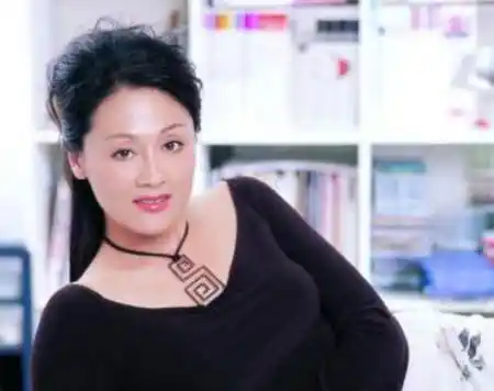 王姬挺大肚子拍戏,睡几小时,导致儿子智障,27岁智力仅有4~6岁