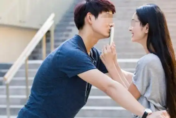 打开聊天软件,我发现吕琼的置顶已经换成了一个陌生男人的头像.