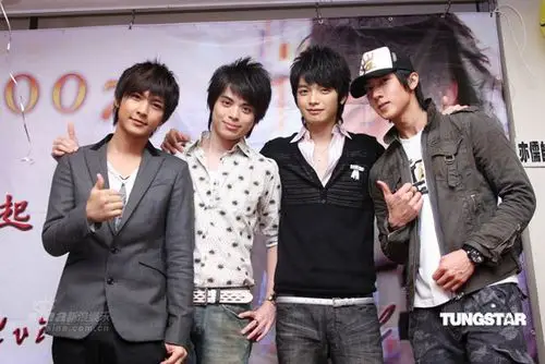 组图:飞轮海辰亦儒开心庆生 吴尊主动"献吻"