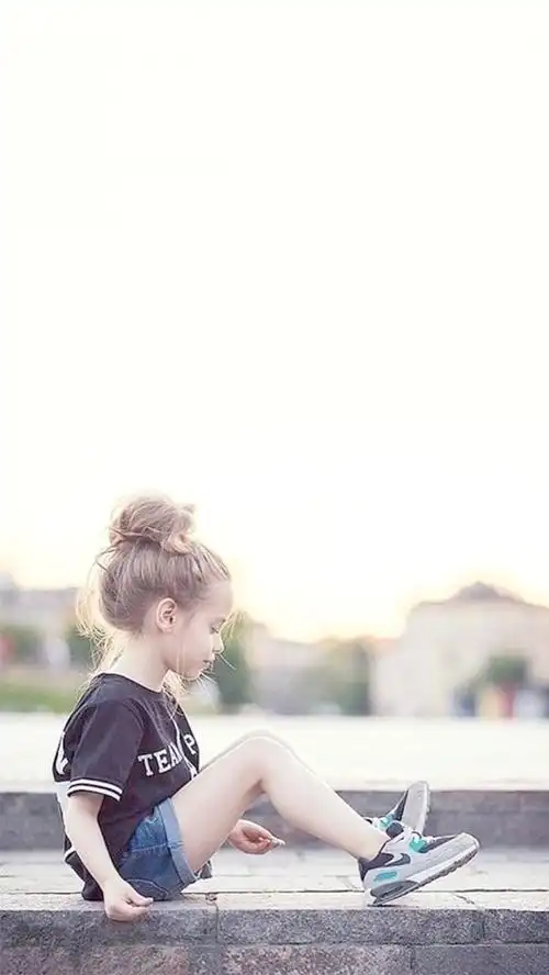 盘着丸子头的外国小妹妹可爱手机背景,高清图片,手机壁纸