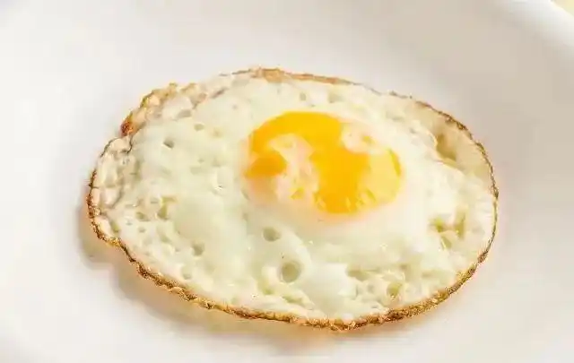 煎荷包蛋时,是凉油还是热油?大厨教你正确做法,香嫩圆润不粘锅
