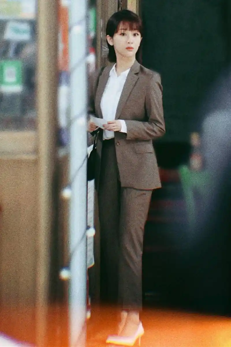杨紫年长一岁更有范,穿职业装干练清爽,脚踩细高跟女人味更浓