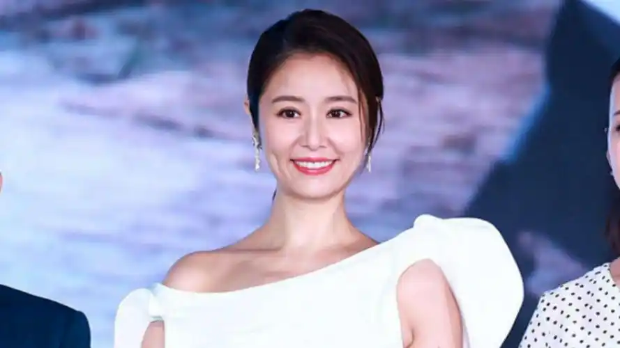 45岁林心如私下素颜曝光,脸部全是皱纹,鼻子又长又直像假的