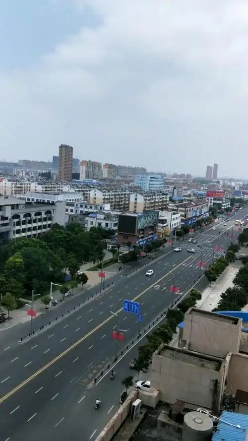 相当不错的一个小县城,街道宽敞整洁91