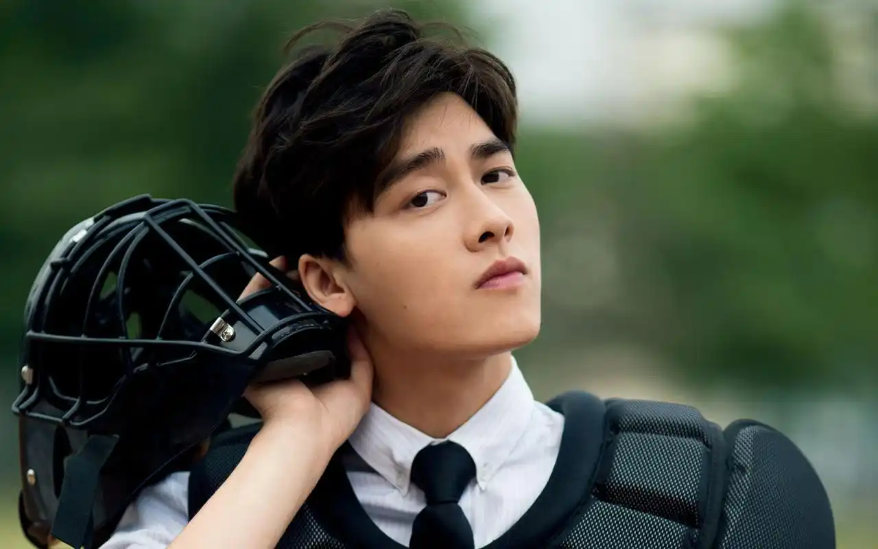 李易峰运动风写真图片桌面壁纸