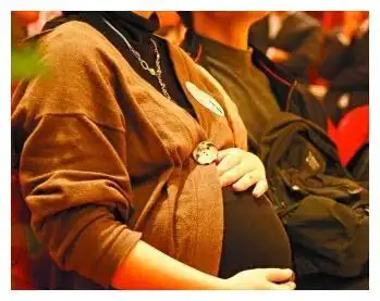 孕妇隐瞒坐飞机意外分娩把胎头塞回去原因让人气愤