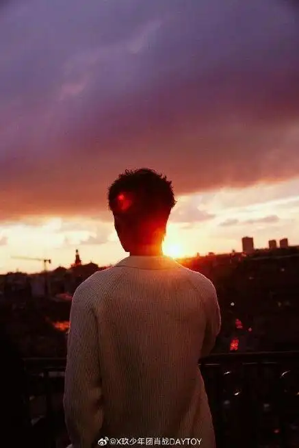 天啦噜这个男人太有魅力了吧 夕阳背影好有氛围感……|肖战_新浪新闻