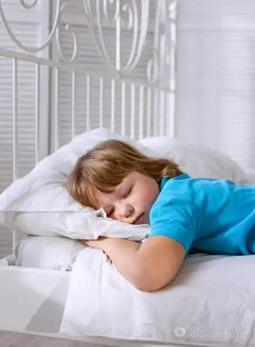 婴儿在房间在家里在白色的床上睡觉照片-正版商用图片0o3554-摄图新