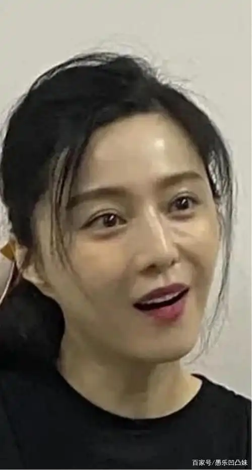 将她的优点进行加工,然后发到网上,在高超的p图技术下,范冰冰成功出圈