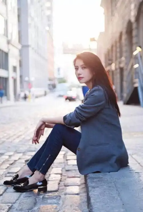 今天,让我们一起跟随高圆圆的步伐,领略她的秋冬穿搭风格,从中汲取