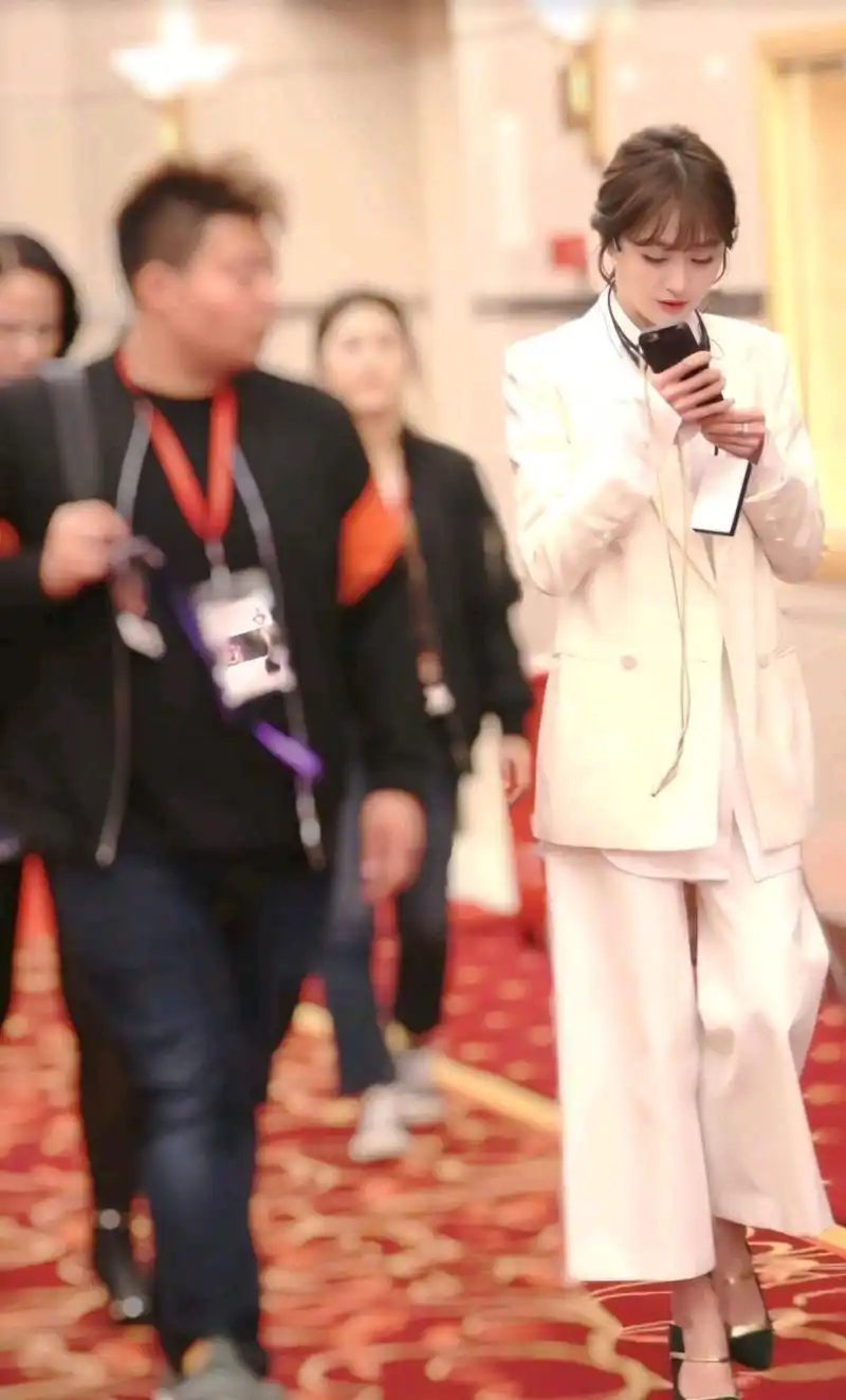 29岁郑爽还是那么的甜美,穿白西装配白衬衫,甜美中又不失正式感