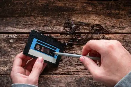 男人倒带盒式磁带照片