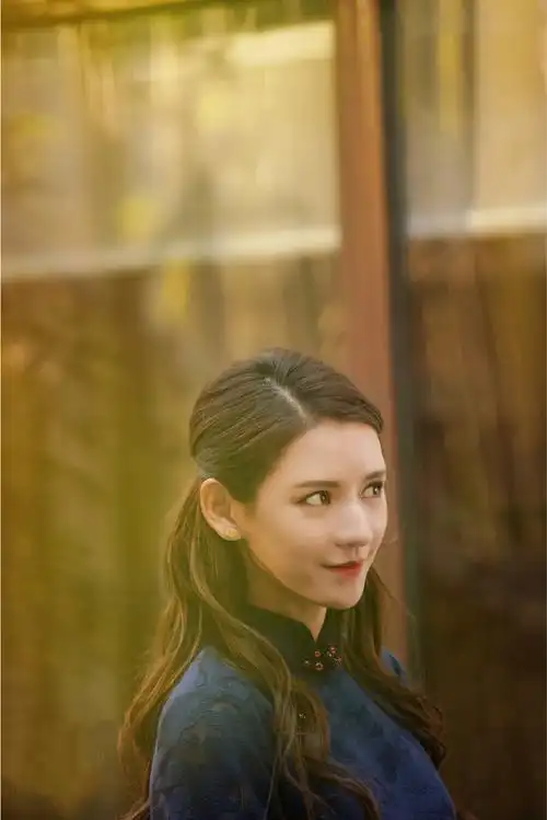 《韫色过浓》甜蜜热播,张予曦复古造型好美,蓝色蕾丝旗袍显气质