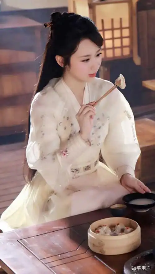 杨紫颜值中上 从小夏雪就很好看,青春期发胖, 影响了颜值,瘦下来后就