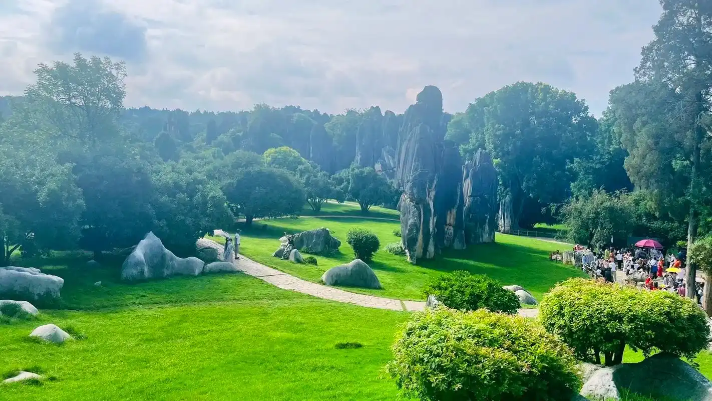 石林风景区#世界地质公园.石林风景区是一处独具特色的天然石 - 兑趑