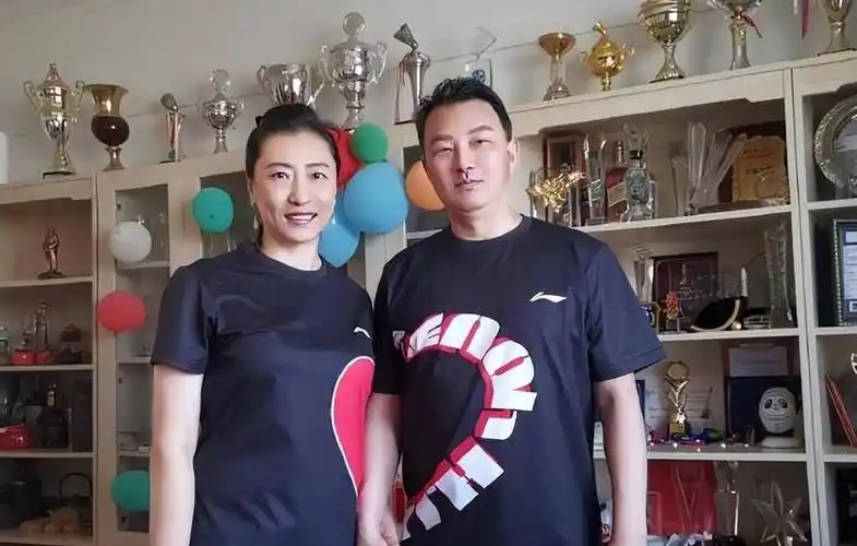 张宁和于洋离婚14年后,她幸福地嫁给了一个商人,嫁外人当爹_羽毛球