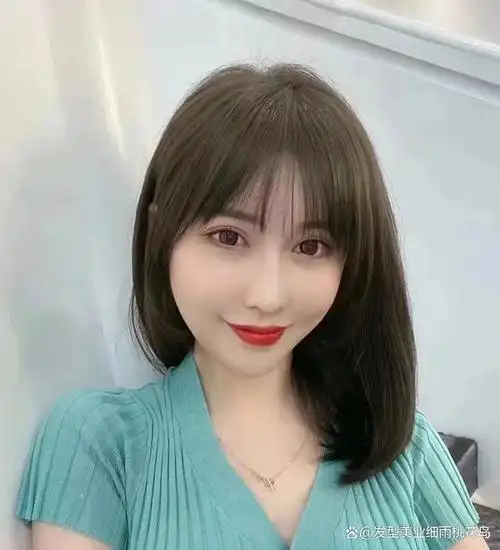 发型的刘海跟两侧边缘衔接自然,只需吹干就能有型,还非常的