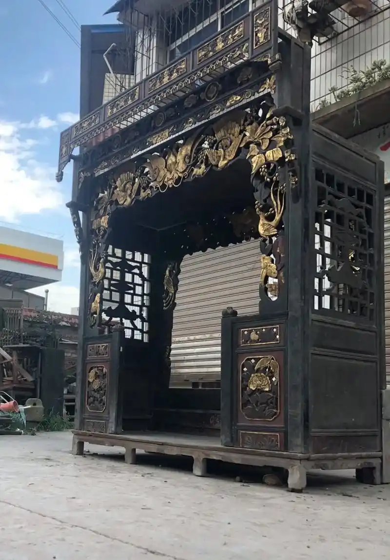 康熙王朝时期雕花架子床.