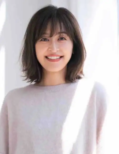 40岁一50岁女最新发型(中年女性的4种流行肩上烫)