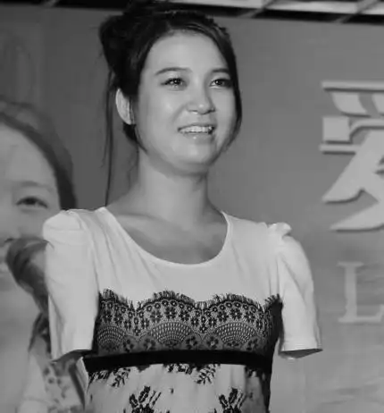 《非诚勿扰》断臂女孩:台上牵手成功,一下台就被甩,现状如何?