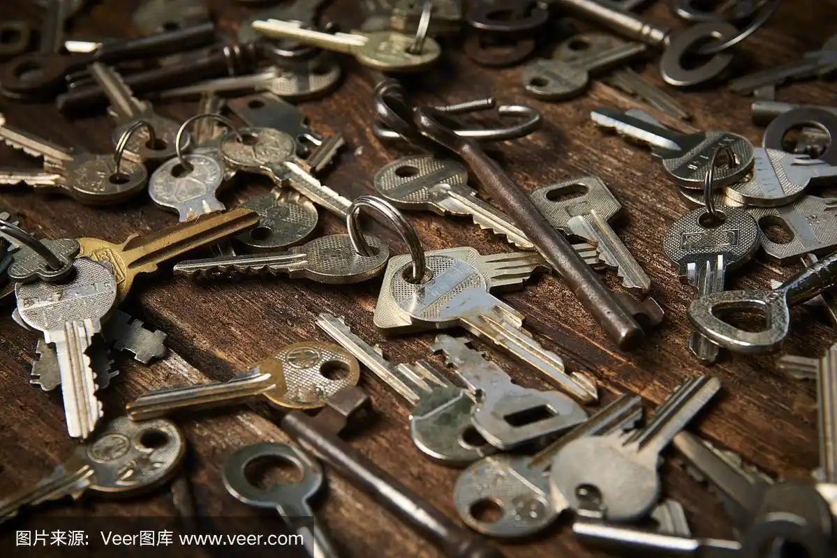 一堆钥匙放在一个垃圾木头背景上.