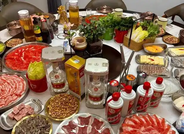 老院长被好友叫去聚餐带了2瓶五粮液未曾想遭遇霸凌